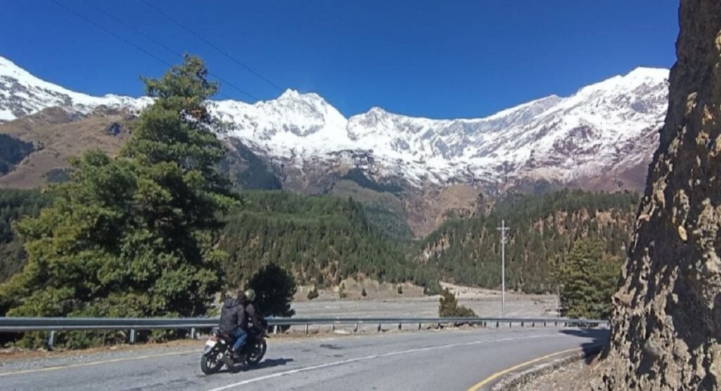 बोक्सी खोला बजार र धौलागिरी हिमालको भव्य दृश्य