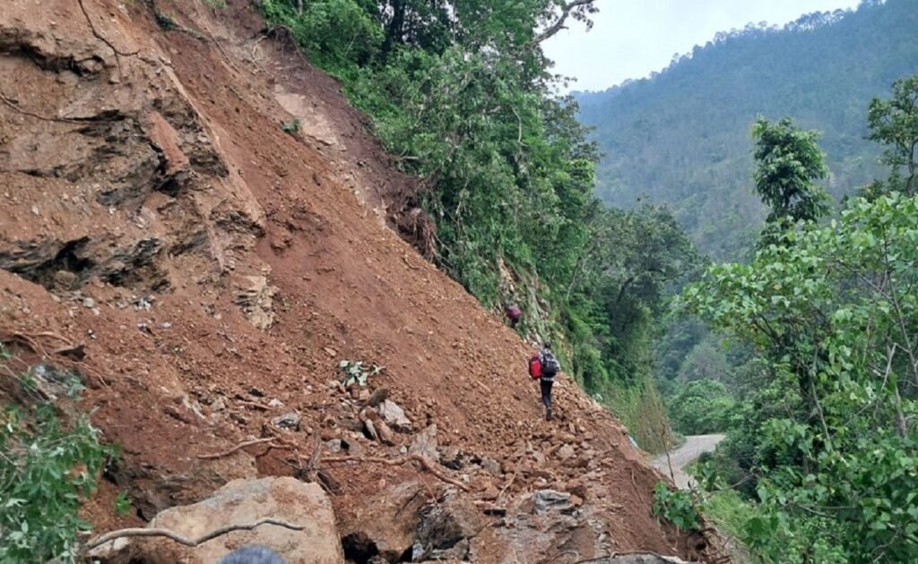 पहिरोले कर्णाली राजमार्ग अवरुद्ध
