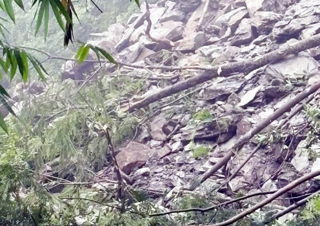 कैँजलेमा पैह्रोले सड़क अवरुद्ध