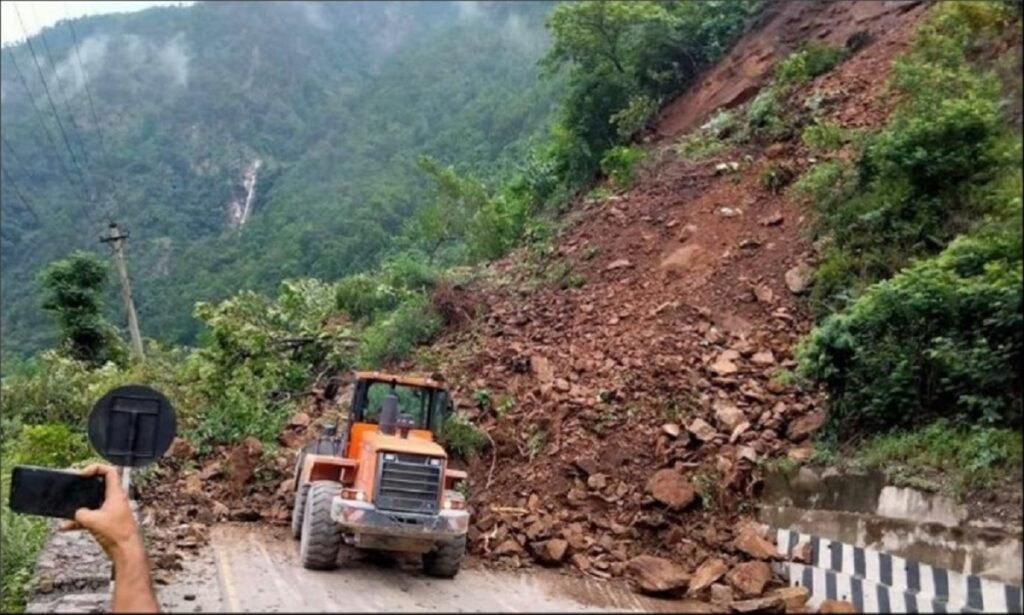 पहिरोका कारण छ वटा प्रमुख सडक मार्ग र पाँच सञ्चालनयोग्य एकतर्फी मार्ग बन्द भएका छन्