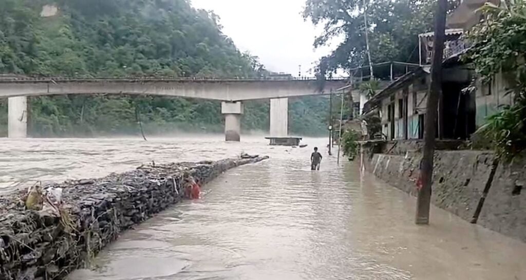 टिस्टाको जल स्तर बढ़ेर सड़क बन्द