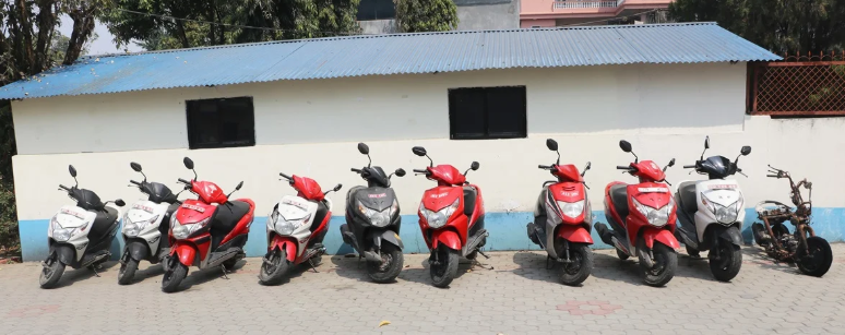 ७ बालकसहित आठ जनाको समूह चोरीमा संलग्न, चोरी भएका दश स्कुटर भेटिए, एउटामा आगजनी