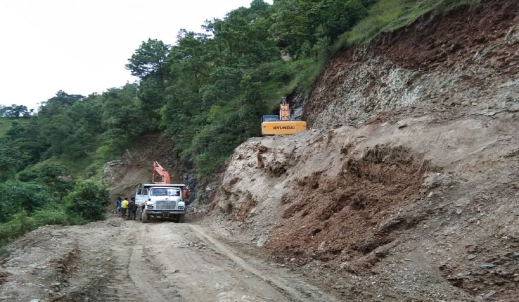 बागलुङको मध्यपहाडी लोकमार्ग फेरि एकतर्फी सवारीका लागि खुला