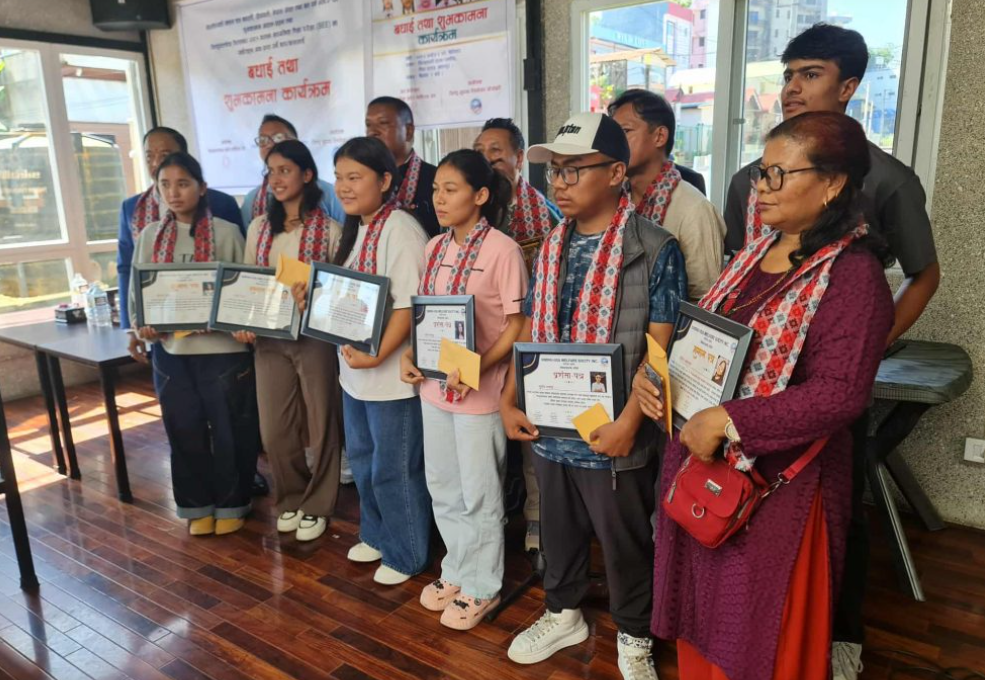 एसईईमा उत्कृष्ट नतिजा ल्याउने सिन्धुपाल्चोकका ६ विद्यार्थीलाई नगदसहित सम्मान