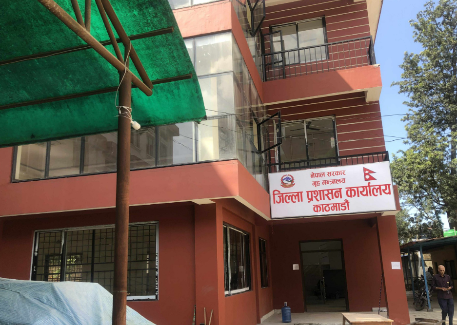 रातो स्टिकर र खरानीसँगै चलिरहेको जिल्ला प्रशासन कार्यालय काठमाडौंको सेवा
