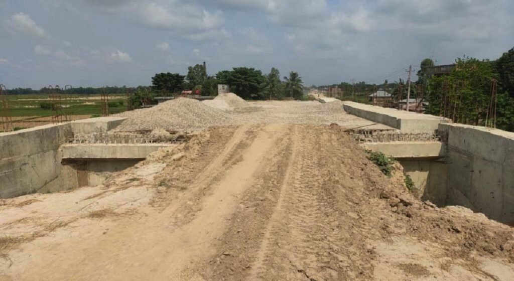 हुलाकी राजमार्गका पुल चार लेनको बन्दै