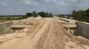 हुलाकी राजमार्गका पुल चार लेनको बन्दै