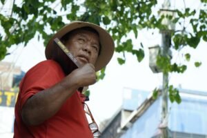 आफ्नै जीवनका पानाहरू बेच्ने कानून निर्माता