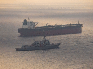 अमेरिकी मार्गनिर्देशित मिसाइल विनाशक पोत यूएसएस राफेल पेराल्टा इरानी झन्डा भएको जहाजलाई अवरोध गर्दछ: सेन्ट्रकॉम