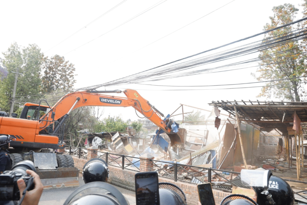 ठापाथलीमा अव्यवस्थित बस्ती हटाइयो