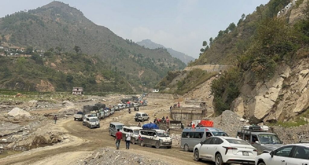पानीको बहाब उच्च भएपछि बिपी राजमार्ग बन्द