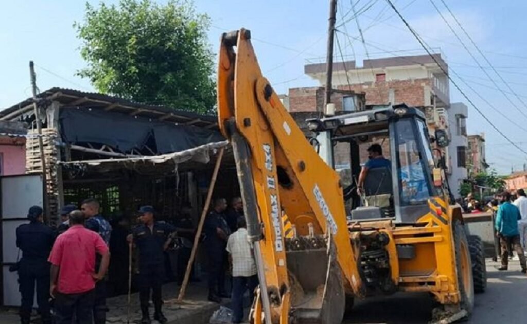 अतिक्रमित जग्गामा बनेका संरचना हटाउन जनकपुरमा चल्यो डोजर