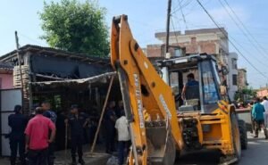 अतिक्रमित जग्गामा बनेका संरचना हटाउन जनकपुरमा चल्यो डोजर
