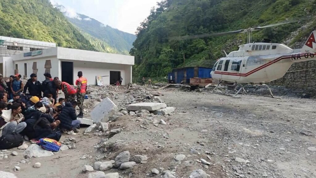 बाढीमा फसेका कर्मचारी तथा मजदुरको उद्धार गरिँदै