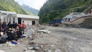 बाढीमा फसेका कर्मचारी तथा मजदुरको उद्धार गरिँदै